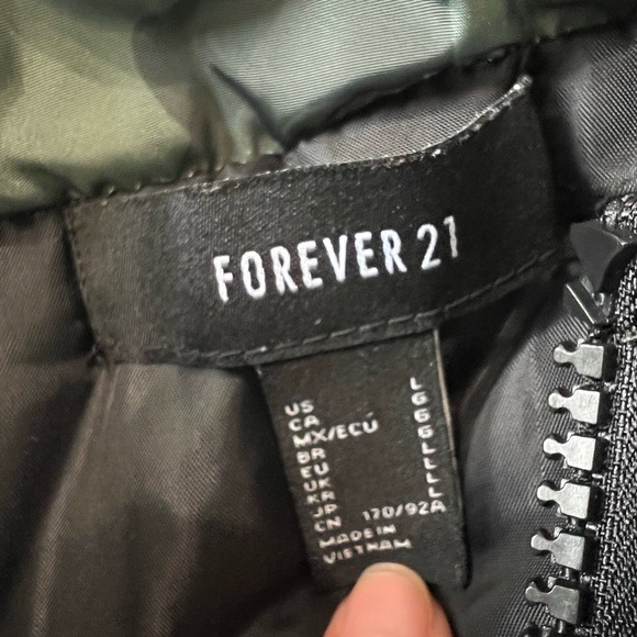 Forever 21 green camo puffer bomber jacket size large - Picture 5 of 6